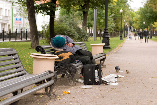 shutterstock bettler bank zeitung klein